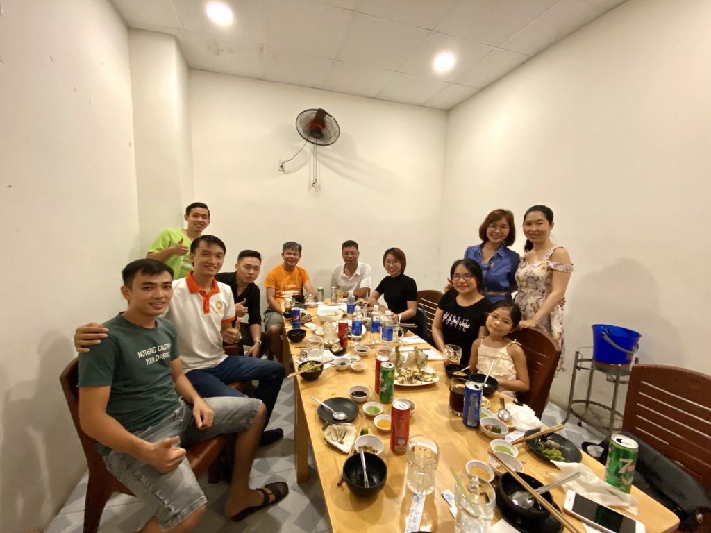 Các thành viên BE đi ăn tại Quán Ốc Sài Gòn