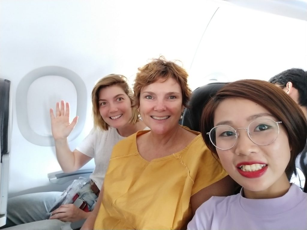 Phương Loan và 2 vị khách của mình đang trên máy bay đi Đà Lạt